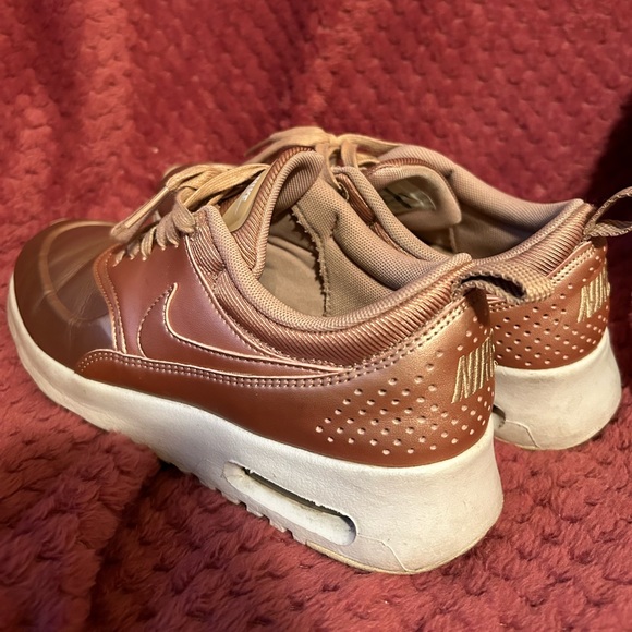 rose gold nike air max thea - Picture 2 of 4